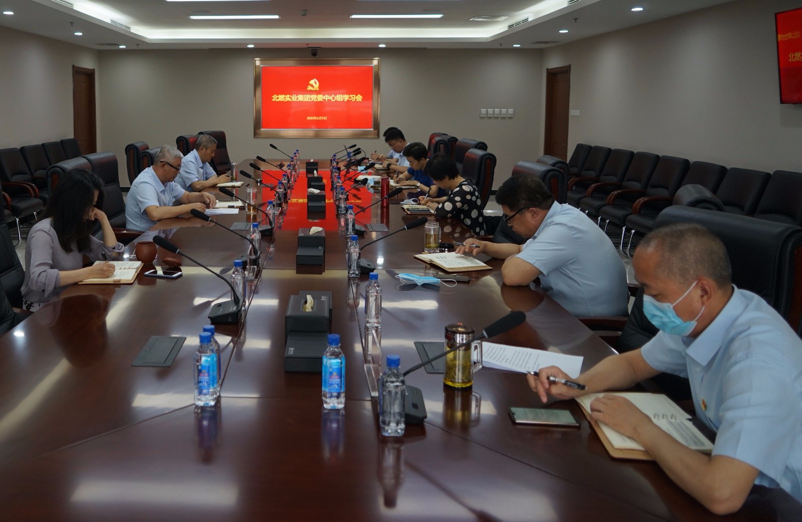 北燃实业集团党委中心组学习全国两会精神 (会议全景).jpg