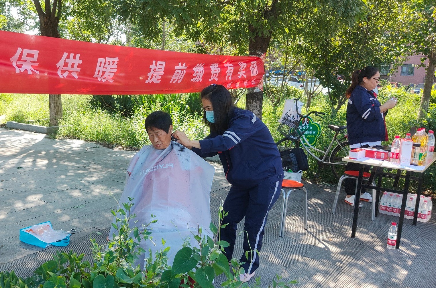 北燃实业集团所属北燃房山供热党支部开展“温暖进您家”志愿服务活动 (1).jpg